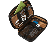 Charger l'image dans la galerie, Étui de voyage noir ouvert avec cahier, câbles, stylo et écouteurs.
