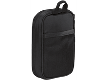 Charger l'image dans la galerie, Une trousse de voyage noire avec une poignée et une poche en filet, isolée sur fond blanc.
