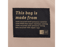 Charger l'image dans la galerie, Étiquette noire avec texte blanc. Décrit que le sac est fabriqué à partir de matériaux recyclés.
