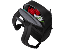 Charger l&#39;image dans la galerie, Sac à dos noir ouvert, contenant un casque rouge et une boîte verte et blanche.
