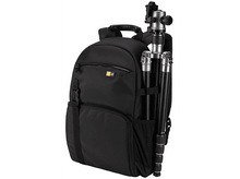 Charger l&#39;image dans la galerie, Sac à dos noir avec équipement photo et trépied attaché sur le côté.
