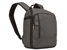 Charger l&#39;image dans la galerie, Un sac à dos gris foncé avec une poche avant zippée et une étiquette en cuir marron.
