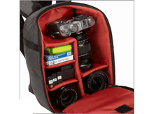 Charger l&#39;image dans la galerie, Sac photo ouvert avec plusieurs compartiments contenant des appareils photo, des objectifs et des accessoires. Intérieur rouge.
