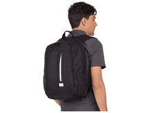 Charger l&#39;image dans la galerie, Homme portant un sac à dos noir. Il est debout, dos à la caméra.
