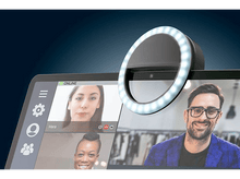 Charger l&#39;image dans la galerie, Une lumière annulaire sur un ordinateur portable, avec un appel vidéo montrant trois personnes. C&#39;est un fond bleu foncé.
