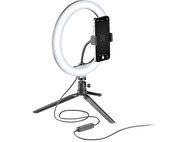 Anneau lumineux avec un smartphone attaché. Il est installé sur un trépied.