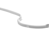 Bande LED blanche. La bande est légèrement incurvée. Fond noir.