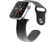 Apple Watch argentée avec bracelet sport noir et gris, sur fond blanc.
