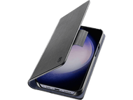 Téléphone avec un étui noir, le couvercle est ouvert. L'écran est visible.