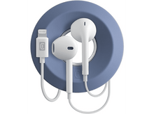 Charger l&#39;image dans la galerie, Écouteurs blancs et un câble de chargement connectés à un support circulaire bleu. Le support est sur fond blanc.
