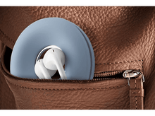 Charger l&#39;image dans la galerie, Écouteurs bleus dans un étui bleu dans une poche en cuir marron, avec une fermeture éclair.
