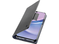 Un smartphone avec un étui. Le téléphone est visible avec l'étui ouvert, isolé sur fond noir.