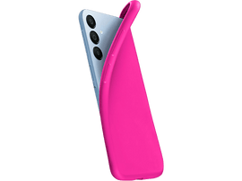 Une coque de téléphone rose sur un téléphone bleu clair, inclinée pour montrer les lentilles de la caméra du téléphone.