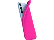 Une coque de téléphone rose sur un téléphone bleu clair, inclinée pour montrer les lentilles de la caméra du téléphone.