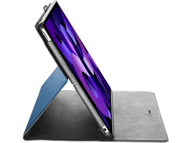 Tablette dans un étui de protection, en angle, sur fond noir.