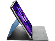 Tablette dans un étui de protection, en angle, sur fond noir.