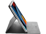 Une tablette grise dans un étui noir, calée en angle.