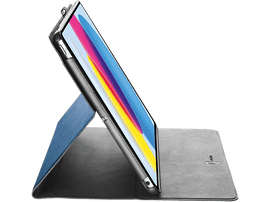 Tablette dans un étui, partiellement ouverte, calée, affichant une interface colorée.