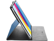 Tablette dans un étui, partiellement ouverte, calée, affichant une interface colorée.