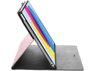 Tablette dans un étui, inclinée vers le haut, soutenue par l'étui. Rose au dos. Fond noir.