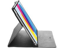 Charger l&#39;image dans la galerie, Tablette dans un étui gris foncé posée sur un bureau. L&#39;écran affiche une image colorée.
