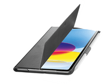 Charger l&#39;image dans la galerie, Un étui iPad noir ouvert avec un écran et un stylet, sur fond blanc.
