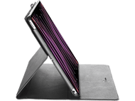 Tablette dans un étui gris. L'écran affiche une image colorée, violette et rose.