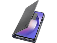 Téléphone dans un étui fermé, étui ouvert révélant l'écran du téléphone, fond sombre.