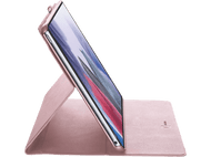 Une tablette rose doré dans un étui, surélevée, avec un stylet. L'écran affiche une image colorée.