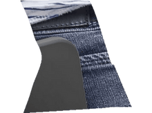 Charger l&#39;image dans la galerie, Main d&#39;une femme mettant un téléphone noir dans une poche de jean.
