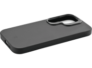 Une coque de téléphone gris foncé avec une découpe pour l'appareil photo. Surface mate et lisse. Fond noir.