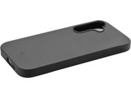 Une coque de téléphone gris foncé, légèrement inclinée, avec des découpes pour la caméra et les boutons.
