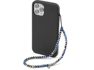 Téléphone noir avec étui et bracelet à perles bleues.