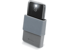 Charger l&#39;image dans la galerie, Un téléphone dans un étui gris avec une lampe de poche allumée. L&#39;étui est posé sur une base de chargement en forme de maillage.
