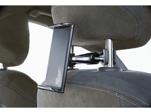 Charger l&#39;image dans la galerie, Support de tablette noir fixé à l&#39;appuie-tête d&#39;une voiture.
