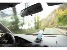 Charger l&#39;image dans la galerie, Un intérieur de voiture avec un téléphone monté sur le tableau de bord, affichant une application de navigation.
