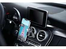 Charger l&#39;image dans la galerie, Un tableau de bord de voiture affichant un téléphone monté, affichant une application de navigation avec une carte. L&#39;intérieur de la voiture est visible.
