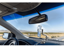 Charger l&#39;image dans la galerie, Intérieur de voiture. Téléphone monté sur le tableau de bord. Volant et rétroviseur visibles.
