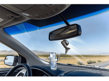 Charger l&#39;image dans la galerie, Intérieur de voiture avec un téléphone monté sur un support, affichant une application de navigation.
