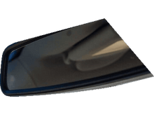 Charger l&#39;image dans la galerie, Intérieur de voiture : pare-brise, rétroviseur, tableau de bord et appareil sur le pare-brise.
