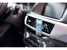 Charger l&#39;image dans la galerie, Smartphone affichant une application de navigation monté sur le tableau de bord d&#39;une voiture.
