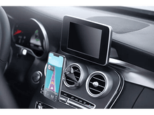 Charger l&#39;image dans la galerie, Smartphone monté dans une voiture, affichant une application de navigation.
