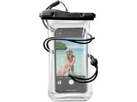 Un téléphone dans un étui étanche, une femme dans l