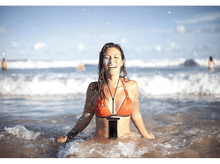 Charger l&#39;image dans la galerie, Femme en bikini orange dans l&#39;océan, souriante.
