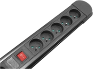 Multiprise noire avec cinq prises et un interrupteur d'alimentation rouge.