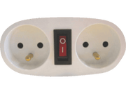 Prise de courant double blanche avec un interrupteur marche/arrêt rouge.