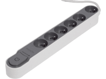 Charger l&#39;image dans la galerie, Multiprise blanche avec six prises et un bouton d&#39;alimentation. Vue en angle, sur une surface blanche.
