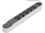 Multiprise blanche avec six prises et un bouton d'alimentation. Vue en angle, sur une surface blanche.