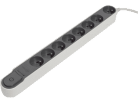 Multiprise blanche avec 7 prises et un interrupteur, vue en angle.