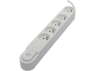 Une multiprise blanche avec quatre prises et un bouton d'alimentation. Sur fond blanc.